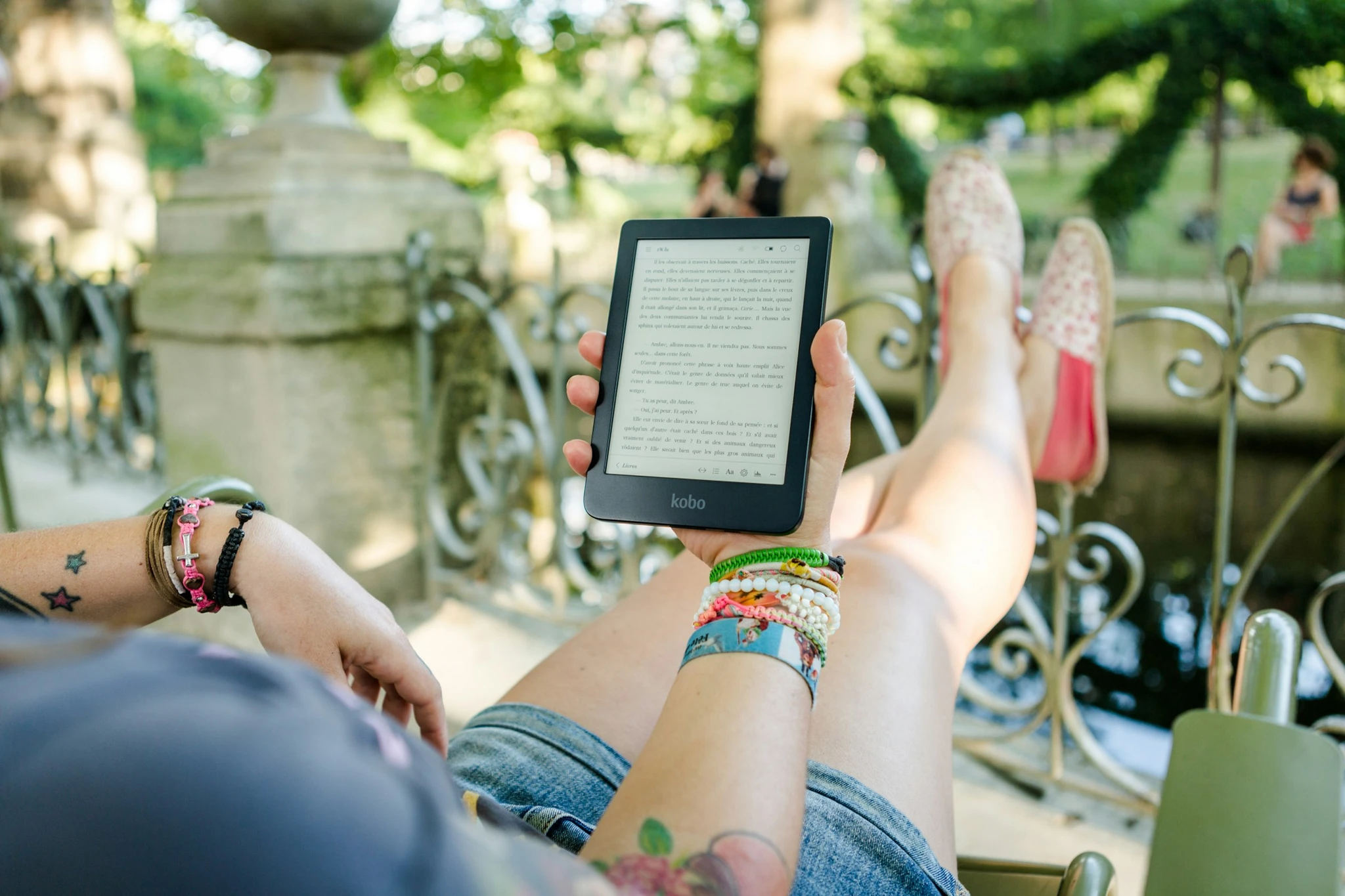 In Paris, or in town most of the time, nature is rare. And yet: there is nothing more enjoyable than reading in nature! The laughter of the children, the sounds of the fountain, the sun’s rays, all come together to spend a beautiful day …